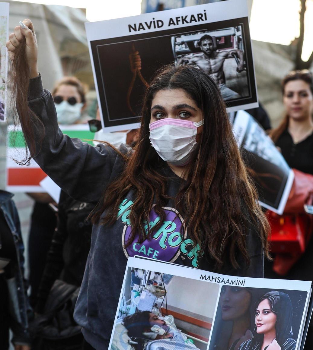 Una ragazza iraniana durante una protesta per la morte di Mahsa Amini, a Istanbul
