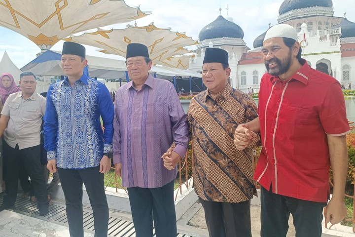 Ketum Partai Demokrat Agus Harimurti Yudhyono (AHY), Presiden ke-6 Susilo Bambang Yudhyono (SBY), Capres nomor urut 02 Prabowo Subianto, Eks Panglima GAM Muzakir Manaf di Masjid Raya Baiturrahman, Aceh, Selasa (26/12/2023). Foto: Zamachsyari/kumparan