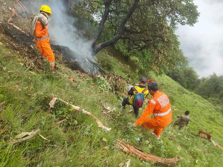 Queda de helicóptero aconteceu na madrugada deste domingo, 15, em área de terreno montanhoso no norte da Índia. Foto: Polícia de Uttarakhand no X, via AP