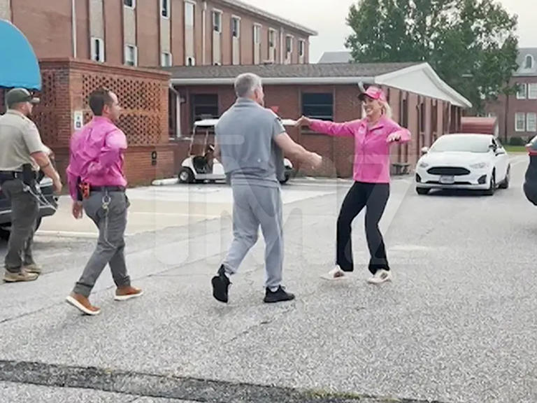 See video of Todd Chrisley’s emotional reunion with daughter Savannah
