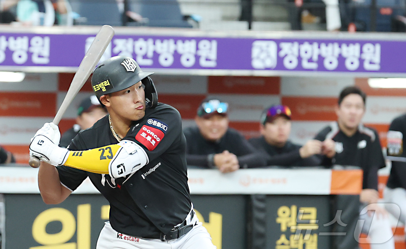 안현민 타격 후 전력 질주