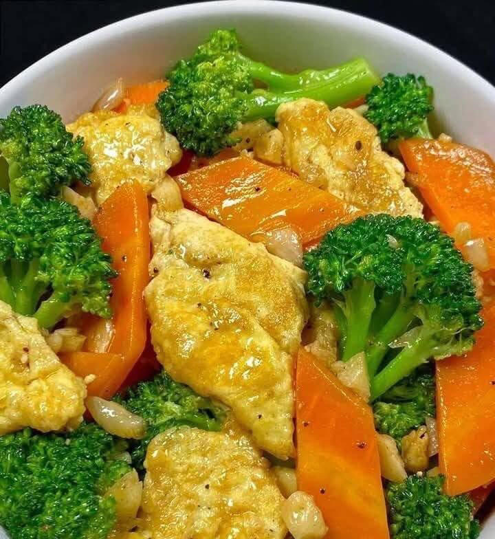 Broccoli and Carrot Scrambled Eggs – A Healthy Stir-Fry Twist