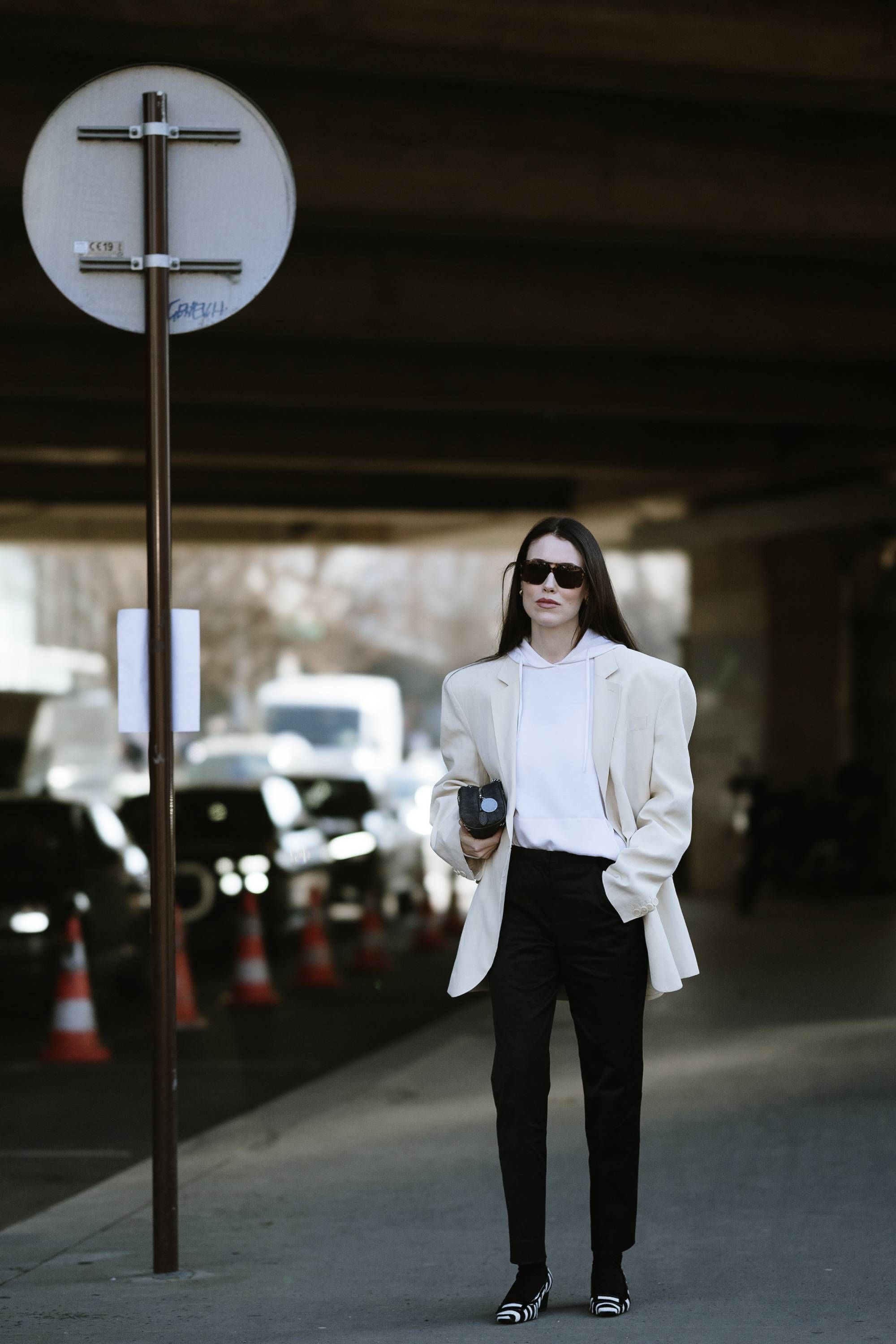 Los zapatos de tacón kitten y los pantalones cigarette son la dupla más elegante y cómoda esta temporada.