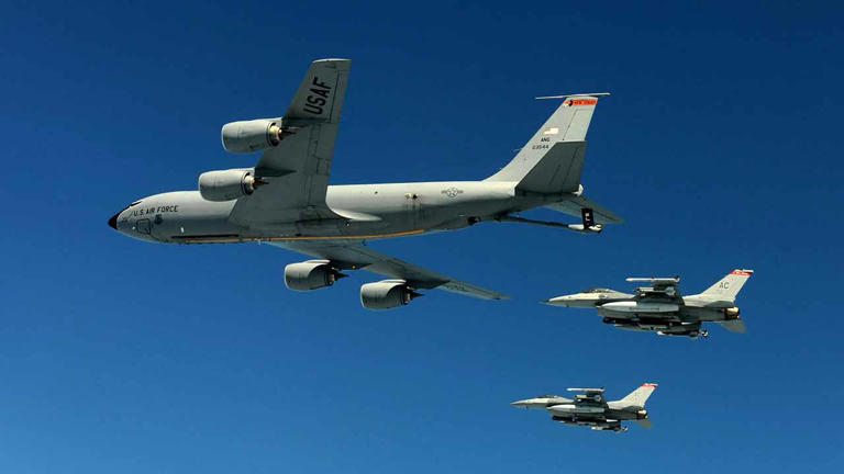 2025年6月16日の夜、24機以上のKC‑135およびKC‑46空中給油機が