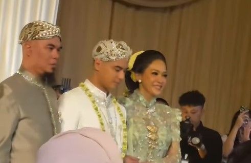 Cerita Ustaz Derry Tentang Air Mata Ahmad Dhani pada Acara Siraman Al Ghazali