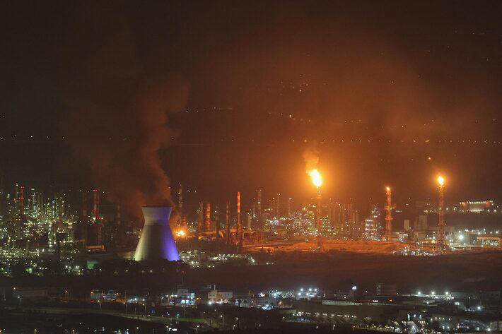 Fumaça na cidade de Haifa, em Israel, em 16 de junho de 2025, após uma nova salva de mísseis iranianos Foto: Ahmad Gharabli/AFP)