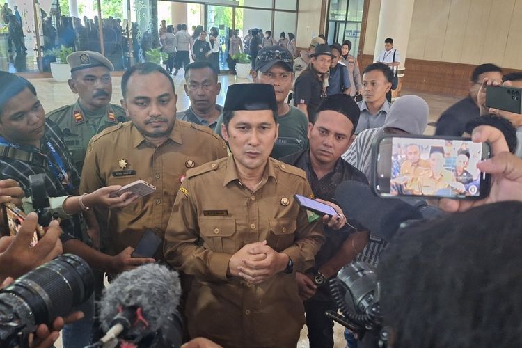Kepala Biro Pemerintahan dan Otonomi Daerah Setda Aceh, Syakir (tengah), saat memberikan keterangan pers usai menemui peserta demo di depan kantor Gubernur Aceh, Senin (16/6/2025).