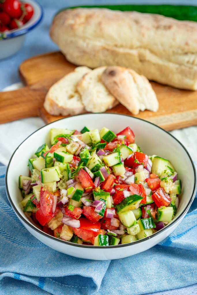 Tomaten-Gurken-Salat mit Petersilie – einfach, schnell und mega lecker