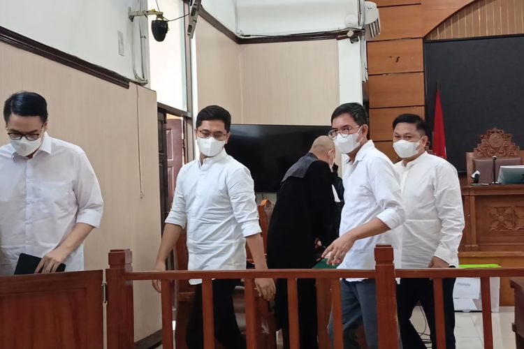 Empat terdakwa klaster koordinator perkara melindungi situs judol agar tidak terblokir Kementerian Kominfo. Mereka adalah Alwin Jabarti Kiemas (pertama dari kiri), Adhi Kismanto (kedua dari kiri), Zulkarnaen Apriliantony alias Tony (ketiga dari kiri), dan Muhrijan alias Agus (keempat dari kiri).