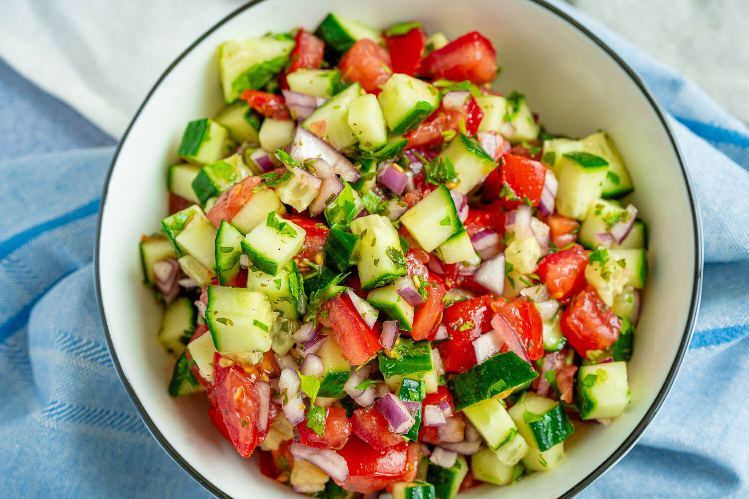 Tomaten-Gurken-Salat mit Petersilie – einfach, schnell und mega lecker
