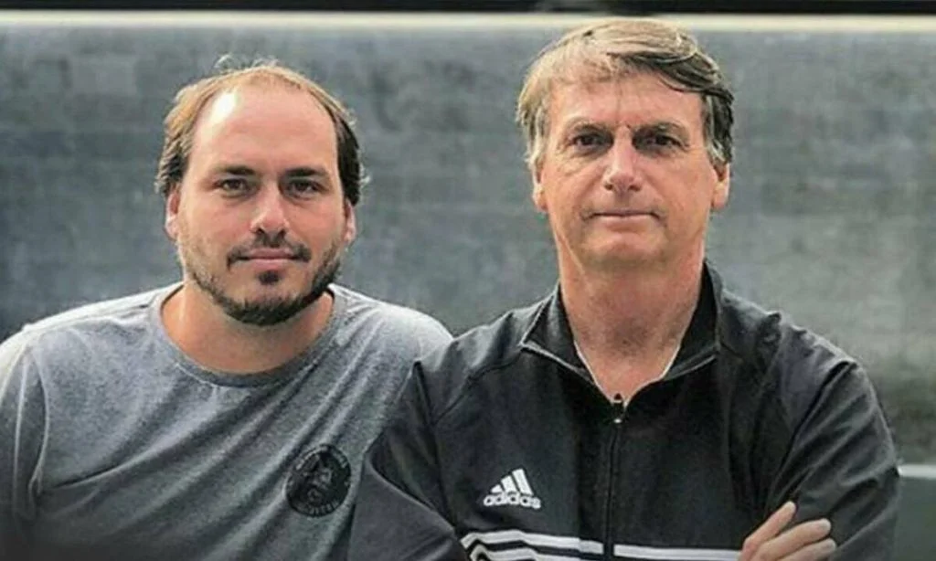 Bolsonaro e o filho são indiciados pela PF por suposta espionagem ilegal