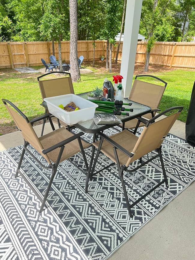 the printed rug underneath a patio set