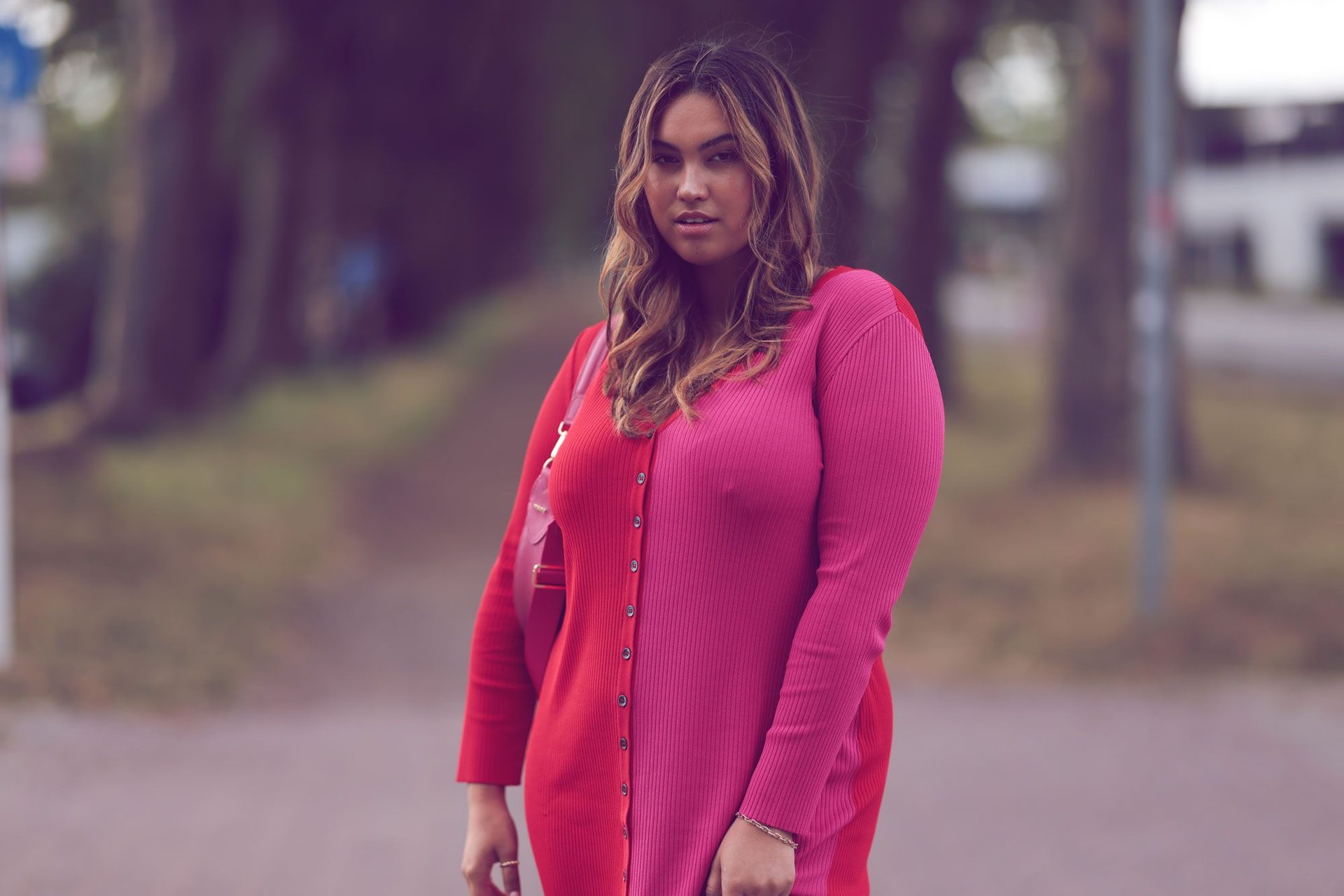 Kann man Pink und Rot kombinieren? Oh ja! Wir zeigen dir, wie du den ...