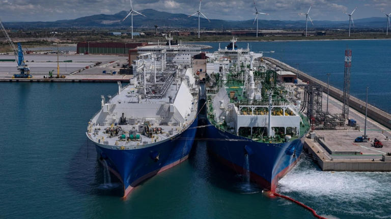 La nave metaniera Elisa Aquila scarica al terminal di Piombino il gas naturale importato dalla Louisiana, il 14 maggio 2025