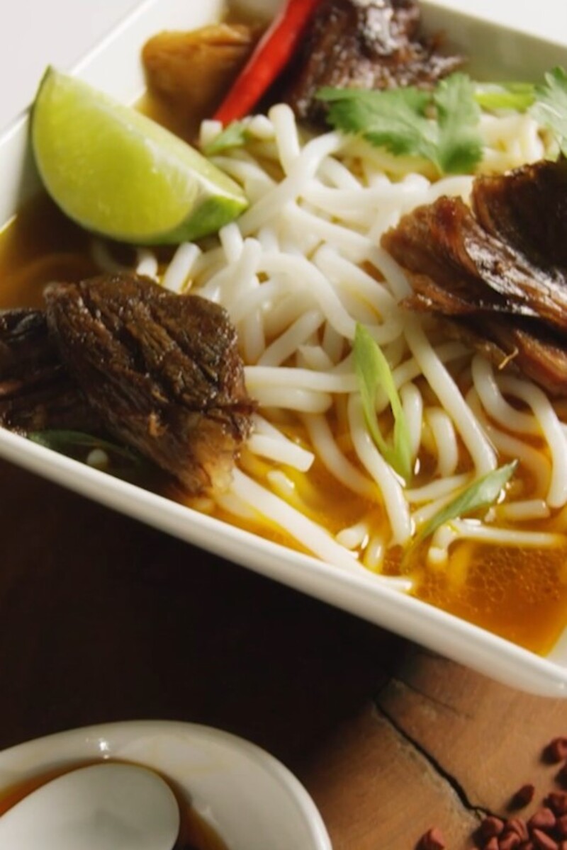 Bún bò Huế, Reichhaltige vietnamesische Rindfleischnudelsuppe mit ...
