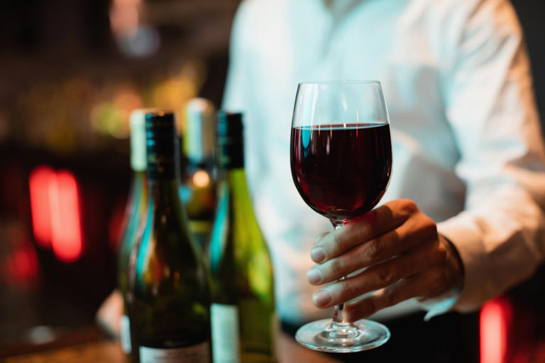 No existe una cantidad de alcohol completamente segura, señala la OMS. Foto: Freepik