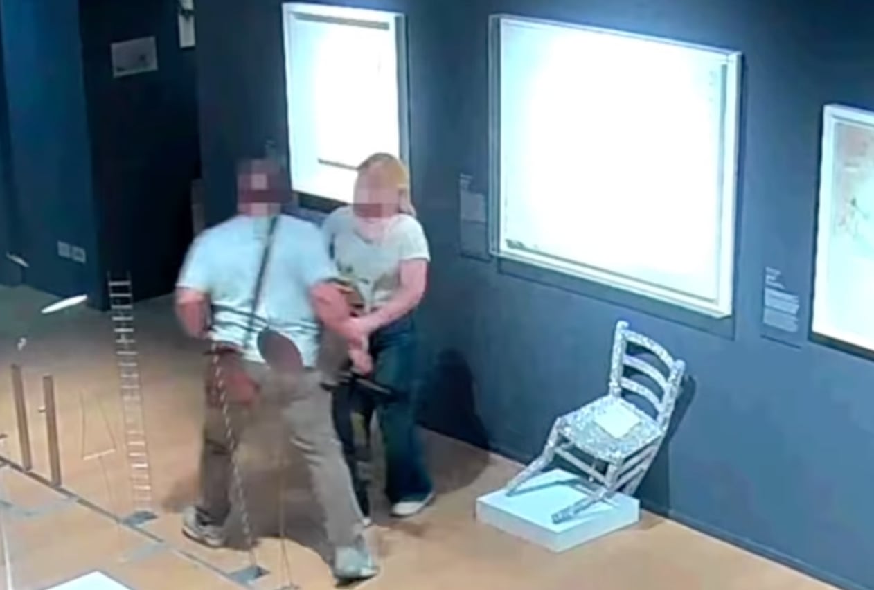 Tourists Flee Museum After Destroying Priceless ‘Van Gogh Chair’(00)