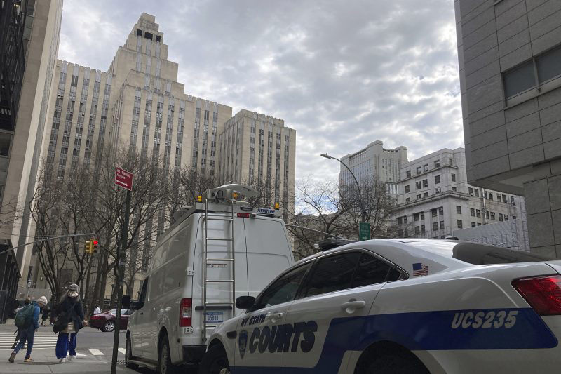 Multiple officers stabbed at New York City criminal court: Officials Multiple officers stabbed at New York City criminal court: Officials