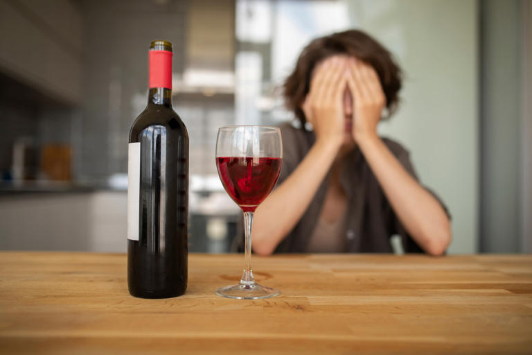 El consumo de vino puede agravar condiciones de salud mental como la ansiedad y la depresión. Foto: Frepik