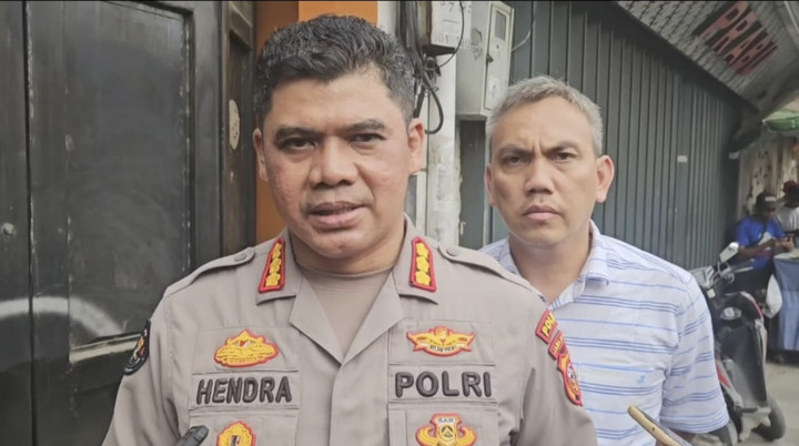 Kabid Humas Polda Jabar, Kombes Hendra Rochmawan usai melakukan penggerebekan kasino di Jalan Jenderal Ahmad Yani, Kota Bandung, Jawa Barat, Selasa (17/6/2025). Foto: Alya Zahra/kumparan
