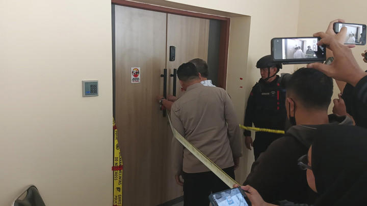 Penggerebekan tempat kasino yang menyediakan perjudian di Jenderal Ahmad Yani, Kota Bandung, Selasa (17/6/2025). Foto: Alya Zahra/kumparan