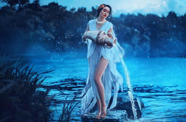 Elegantes Wassermann Frau Ausstrahlung Fotos