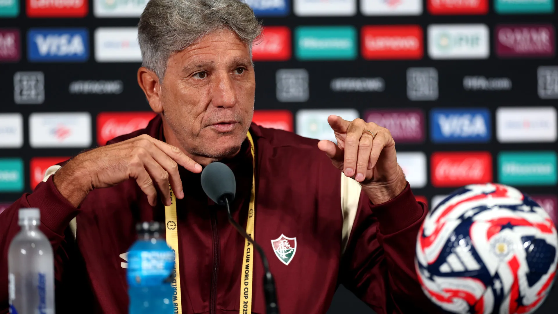 Após o empate em 1 a 1 com o Lanús e a queda na Sul-Americana, Renato Gaúcho pediu demissão do Fluminense. O técnico alegou desgaste com críticas nas redes sociais e foi alvo de xingamentos da torcida. Marcão assume interinamente; próximo jogo é contra o Botafogo