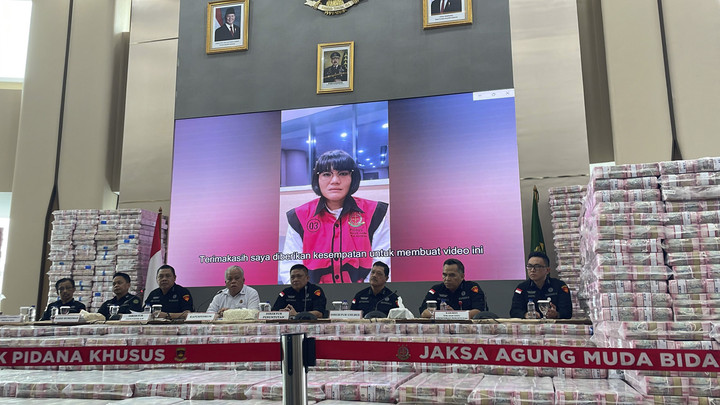Pengacara bernama Marcella Santoso, memohon maaf atas perbuatannya membuat dan menyebarkan konten negatif menyudutkan Jaksa Agung hingga Presiden melalui tayangan video di Gedung Jampidsus Kejagung, Jakarta, Selasa (17/6/2025). Foto: Fadhil Pramudya/kumparan