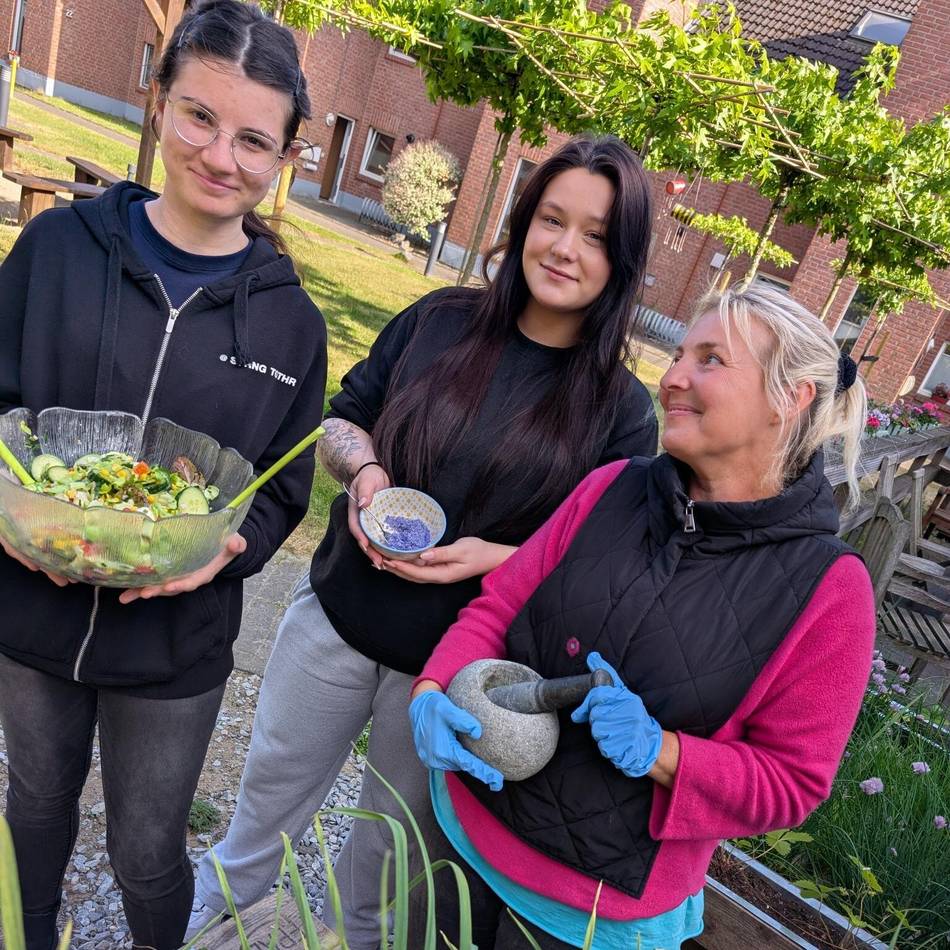 Moerser Kochgruppe feiert ersten Paletten-Beet-Salat
