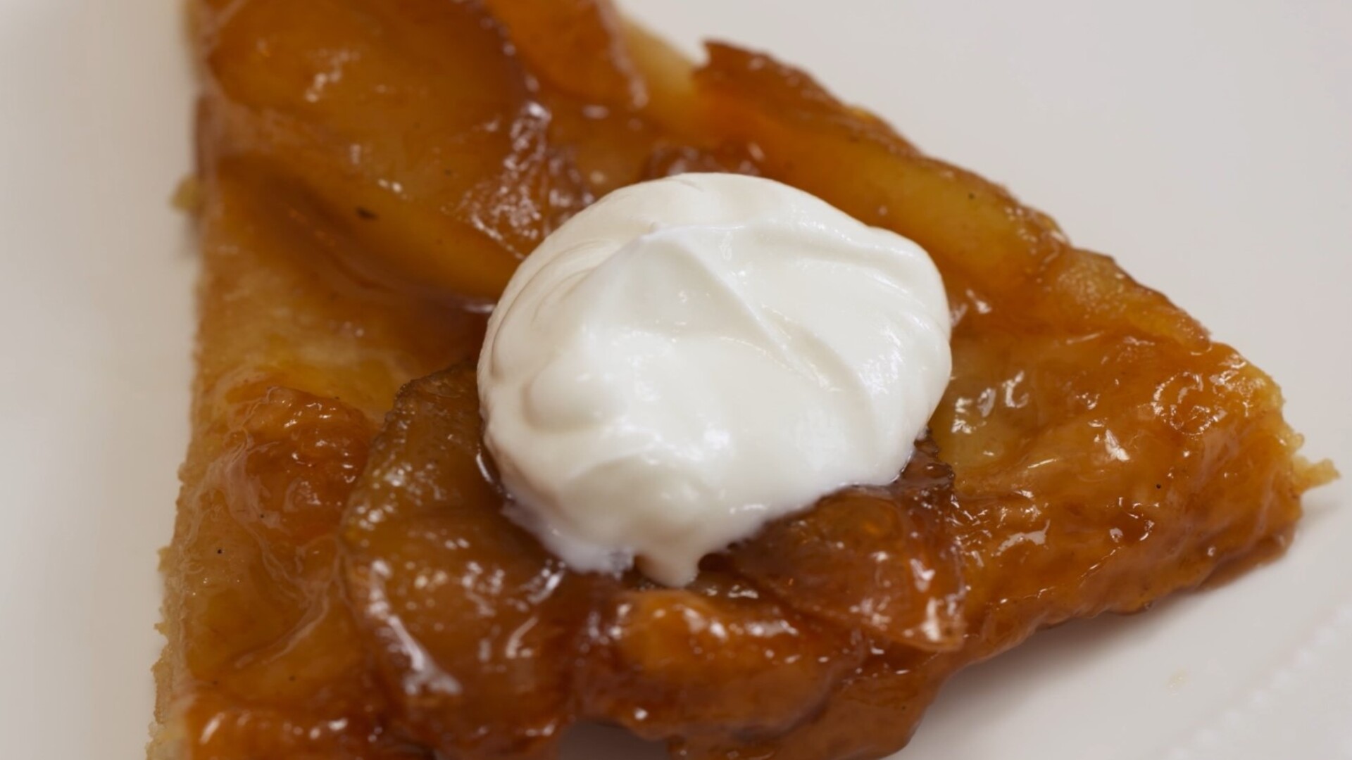 Klassische französische Apfeltarte Tatin mit flockigem Pâte Brisée