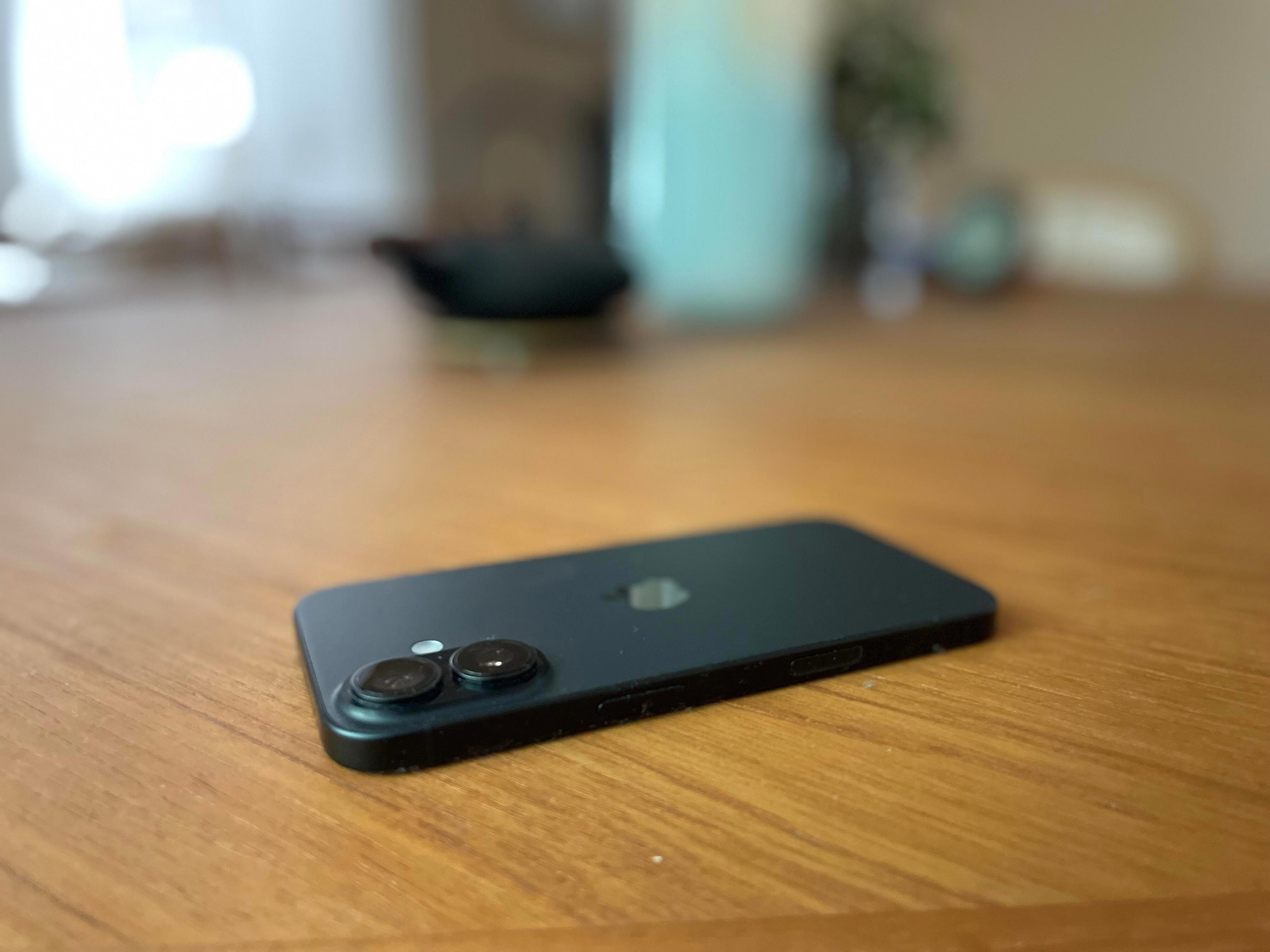 3 Reasons Why I Always Keep My Phone Facedown on the Table