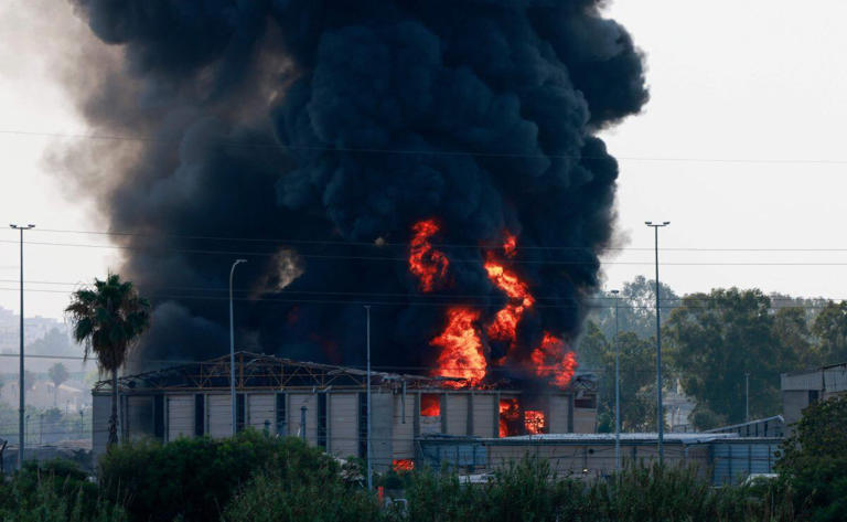 Se elevan columnas de humo provenientes de un incendio en un edificio en Herzliya, cerca de Tel Aviv, tras una nueva andanada de cohetes iraníes el 17 de junio de 2025. El ejército israelí informó que las sirenas antiaéreas sonaron en varias zonas del país el 17 de junio tras identificar misiles lanzados desde Irán, mientras periodistas de AFP informaron de explosiones sobre Tel Aviv y Jerusalén. Foto: AF
