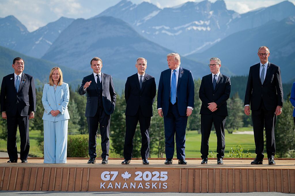 El primer ministro japonés, Shigeru Ishiba, la primera ministra italiana, Giorgia Meloni, el presidente francés, Emmanuel Macron, el primer ministro canadiense, Mark Carney, el presidente estadounidense, Donald Trump, el primer ministro británico, Keir Starmer, y el canciller alemán, Friedrich Merz, participan en una fotografía grupal frente a las Montañas Rocosas canadienses en el campo de golf de Kananaskis Country durante la Cumbre de líderes del G7 el 16 de junio de 2025 en Kananaskis, Alberta.