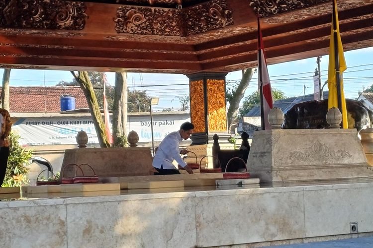 Wakil Presiden (Wapres) RI Gibran Rakabuming Raka melakukan ziarah ke makam Bapak Proklamasi, Soekarno atau Bung Karno di Blitar, Jawa Timur, Rabu (18/6/2025).