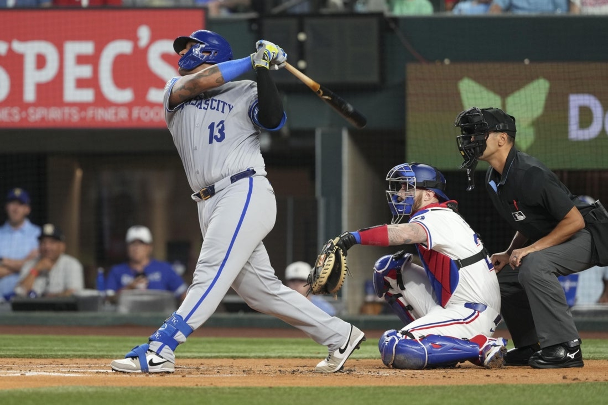 Salvador Perez (2 HRs), Royals top Rangers to end skid