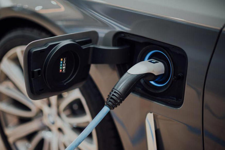 mengisi baterai mobil listrik