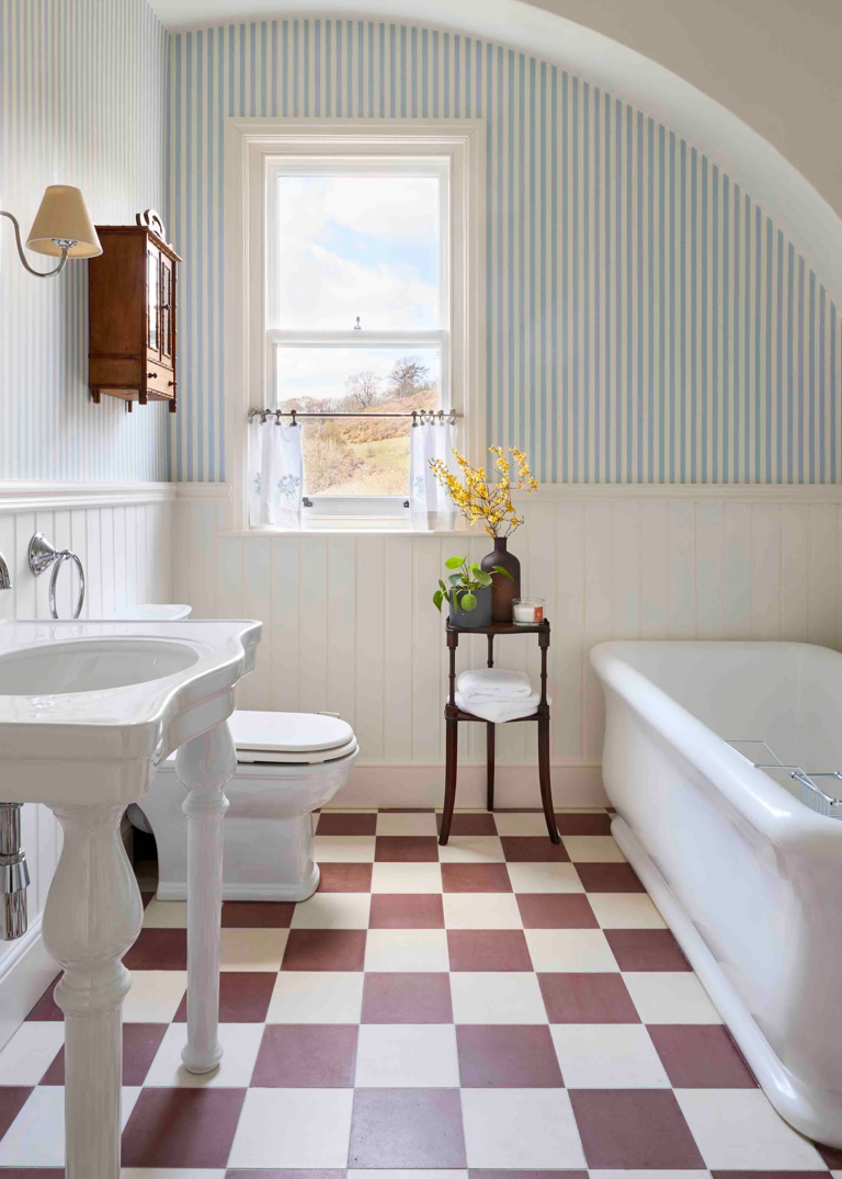 Striped Tile Layouts Are Trending in Bathrooms — It's an Easy Way to ...