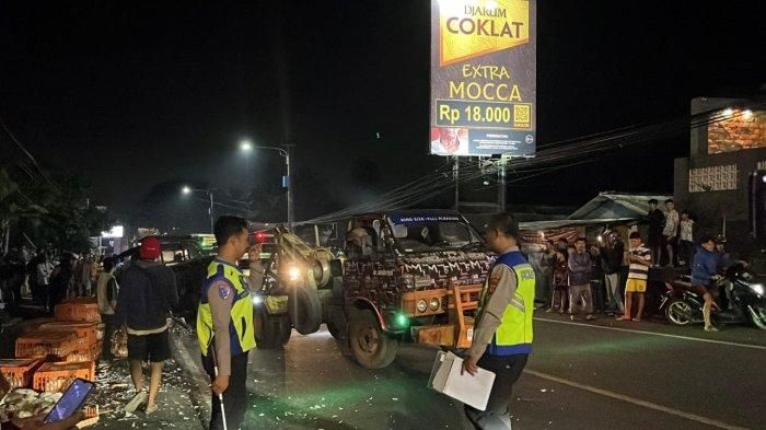 Kondisi lokasi kecelakaan Mitsubishi L300 pengangkut ratusan ayam potong dengan truk di jalan raya Blok Jetak, Cikoneng, Ciamis, Jawa Barat Dok. Warga/TribunJabar.id