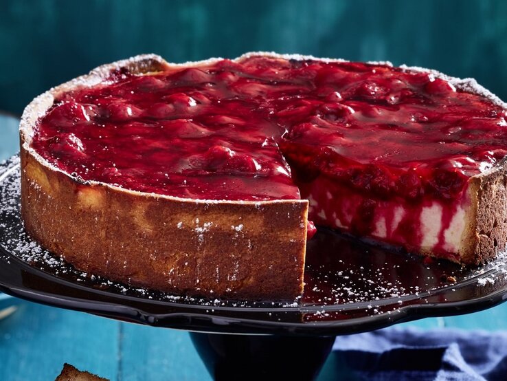 Schmandtorte mit Beeren-Topping: Fruchtiger Genuss!