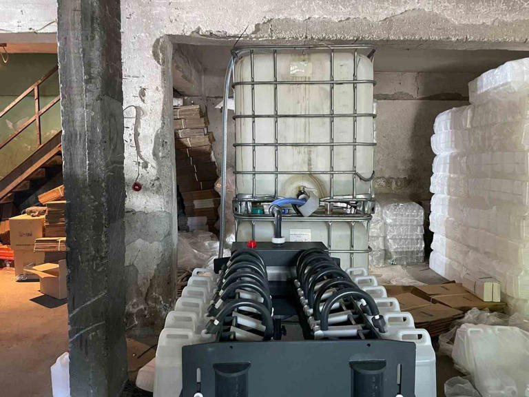 Samsun merkezli 8 ilde sahte alkol şebekesine operasyon: 4 ton etil ve ...