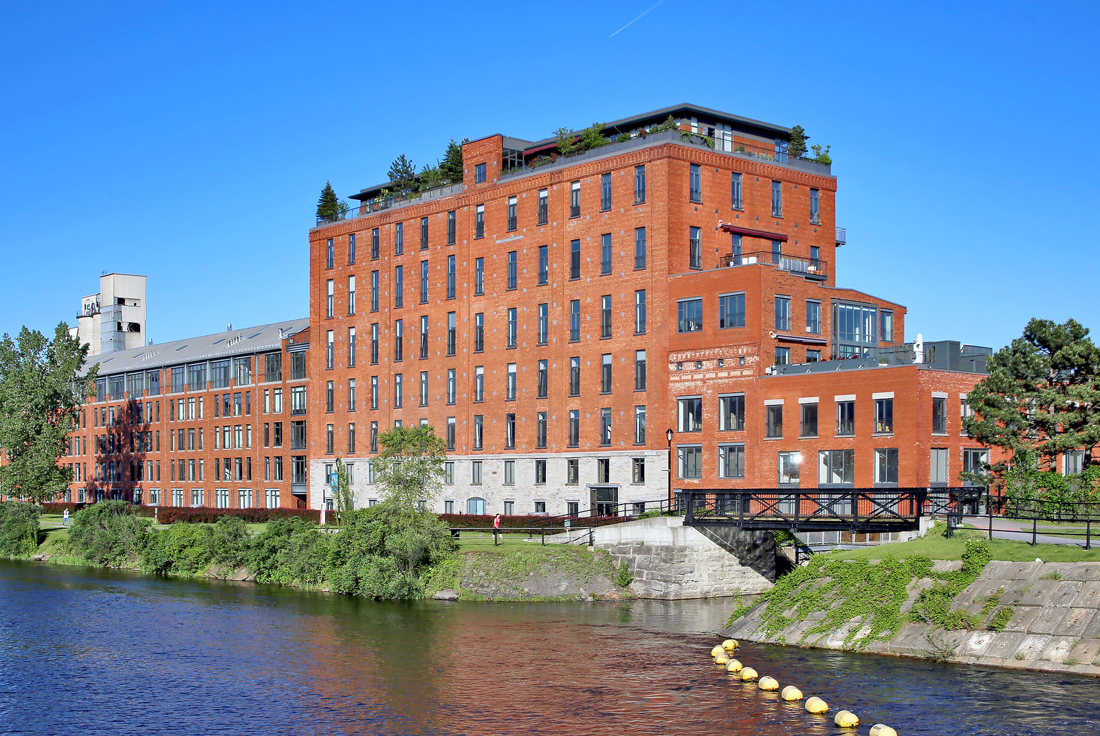 15 Canadian Businesses That Survived 100+ Years