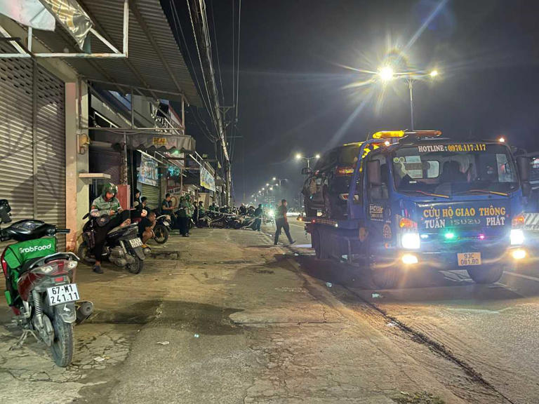 Xe máy tông đuôi xe cứu hộ, nam thanh niên tử vong