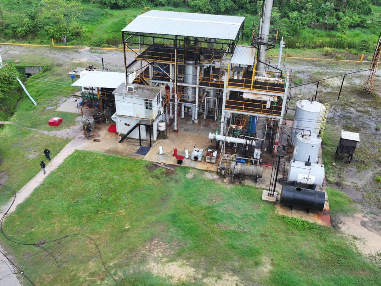 Omar García Harfuch informó sobre el desmantelamiento de una operación clandestina de combustibles en Coatzacoalcos, Veracruz.