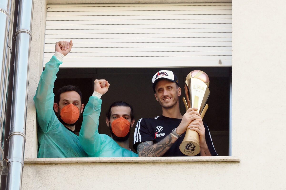 La Virtus Bologna da Achille Polonara in ospedale con la coppa scudetto