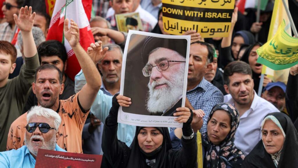 Manifestantes muestran foto del <strong>líder</strong> <strong>Ali</strong> Jamelei. Foto: AFP