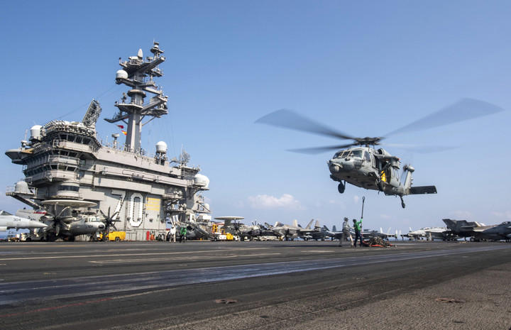 Kapal induk USS Carl Vinson dikawal menuju pelabuhan angkatan laut di Busan, Korea Selatan, 2 Maret 2025. Foto: Yonhap/Via AP Photo
