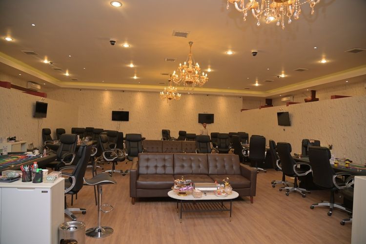 Kapolda Jabar irjen Pol Rudi Setiawan tengah meninjau langsng lokasi penggerebekan tempat judi di kawasan Kosambi, Jalan Ahmad Yani, Kota Bandung, Jawa Barat. Rabu (18/6/2025)