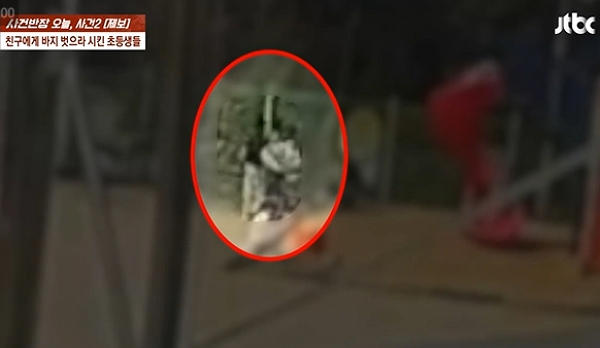 지적장애가 있는 초등학교 2학년 여학생에게 옷을 벗게 하는 등 괴롭힌 가해 학생이 학폭위 결과에 불복해 소송을 제기했다. 사진은 초등학생 2명이 지적장애가 있는 동급생을 괴롭히는 모습. /사진=JTBC 