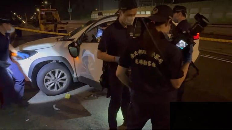員警遭到衝撞倒地，多處挫傷。（圖／翻攝畫面）