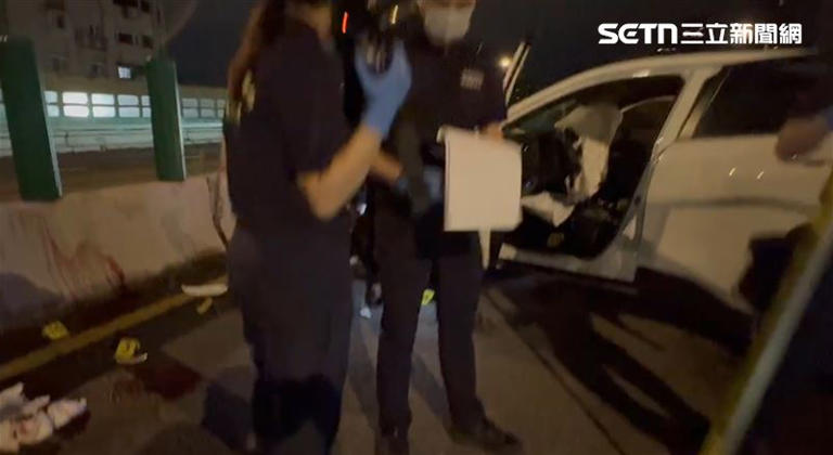 3名警員立即開12槍制止，白色休旅車安全氣囊炸開並打橫停在路中。（圖／翻攝畫面）
